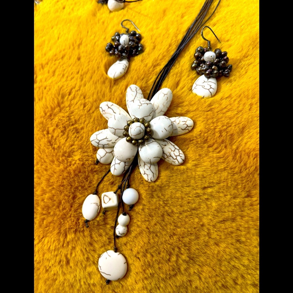 Gorgeous White Turquoise Stone Flower Necklace and Bracelet Set
